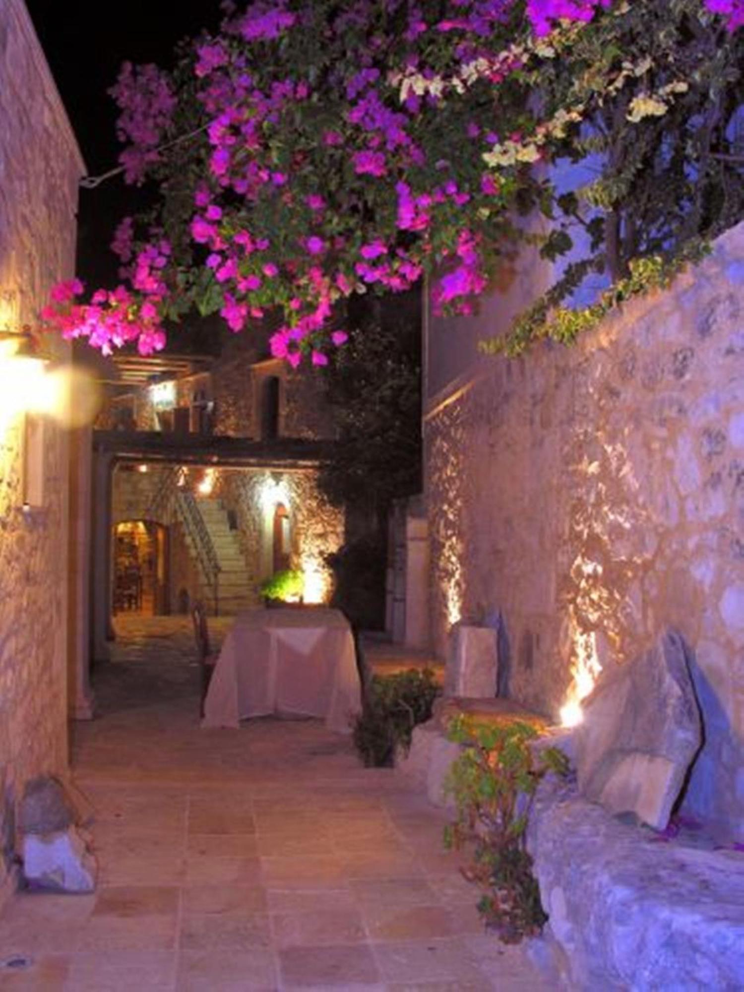 Kouriton House *