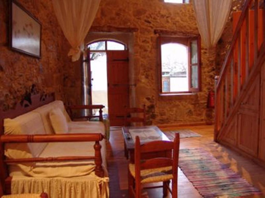 Kouriton House *